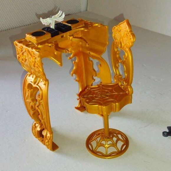 Monster High 13 Wishes Spectra's Gold Disc Jockey Booth & Turntables & Highchair - Picture 4 of 10